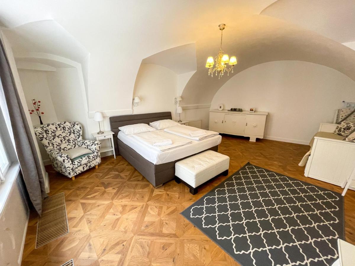 U Obecniho Dvora - Old Town Apartment Prága Kültér fotó